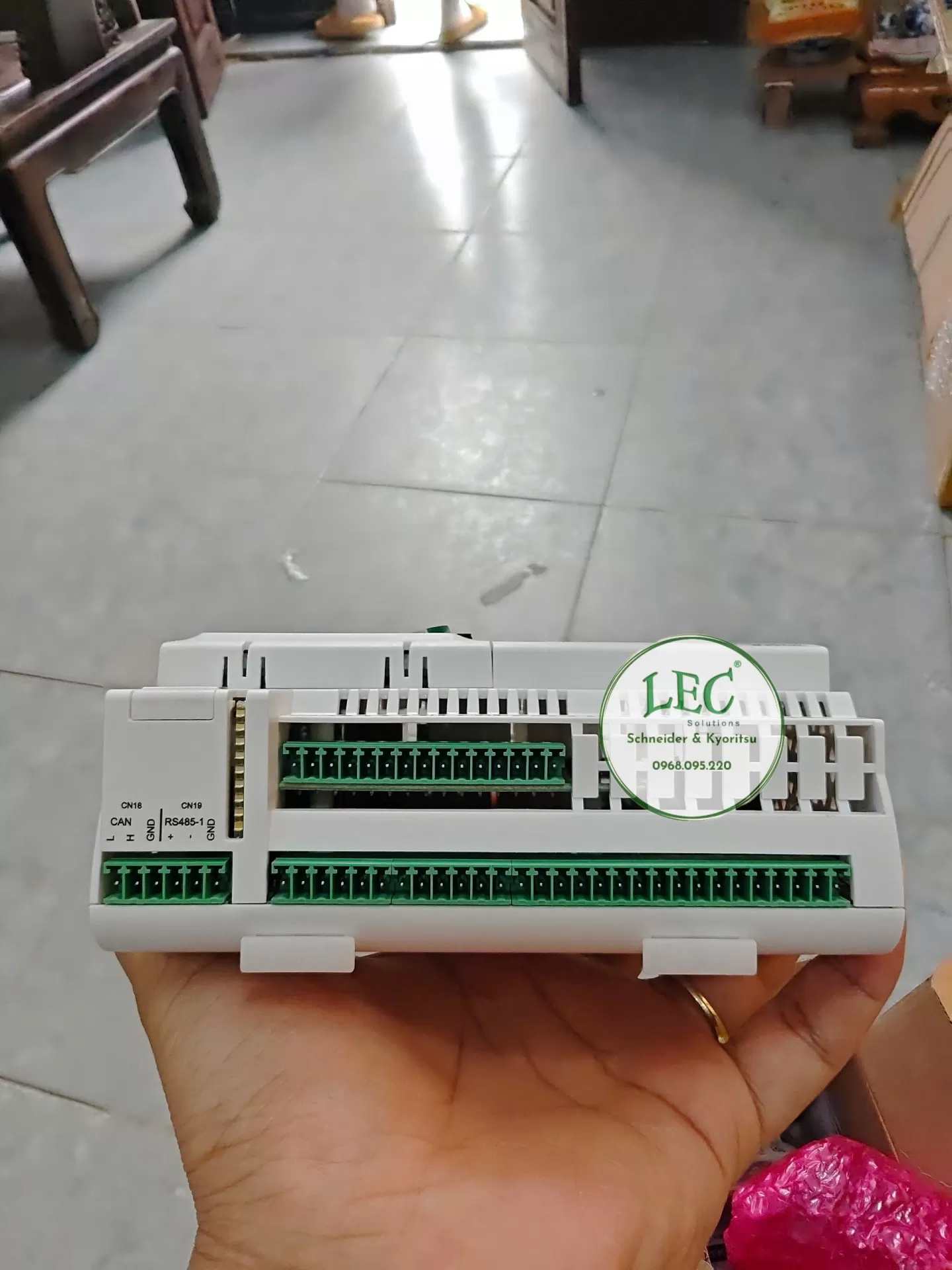 Bộ điều khiển phòng khách sạn có màn hình 42 I/O