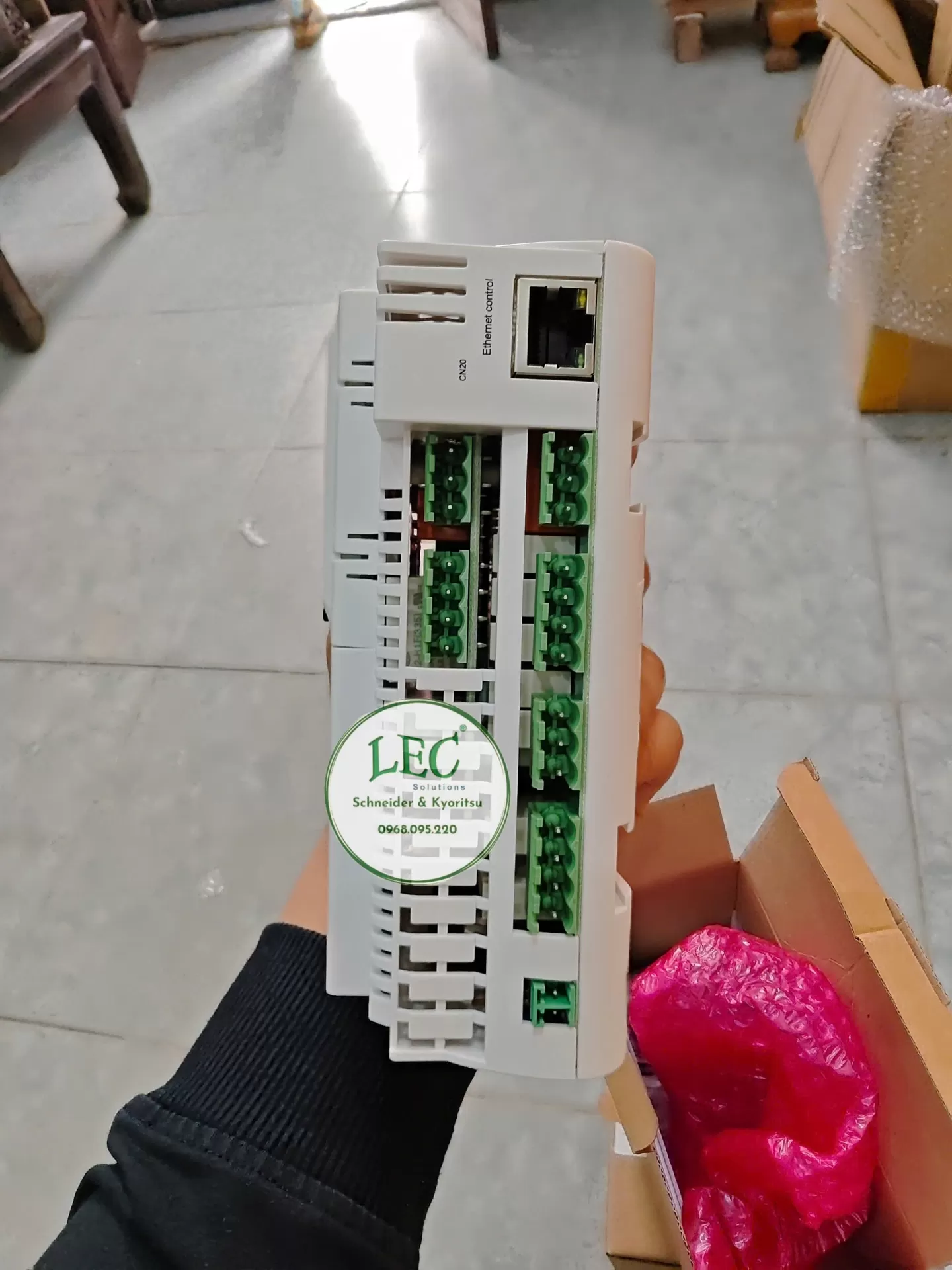 Bộ điều khiển phòng khách sạn có màn hình 42 I/O