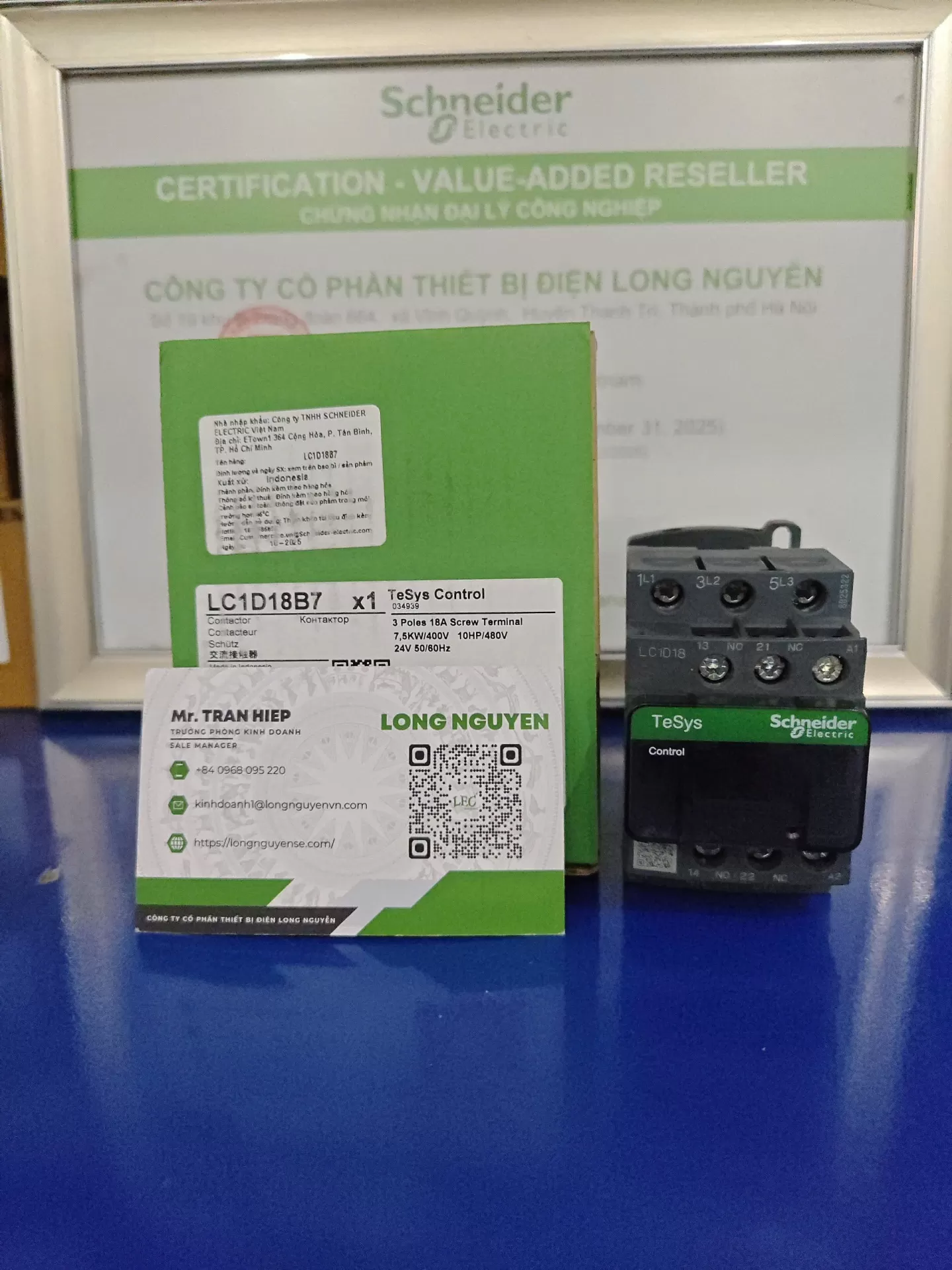 Khởi động từ LC1D18B7 - 3P(3 NO) - AC-3 -  440 V 18 A - 24 V AC coil