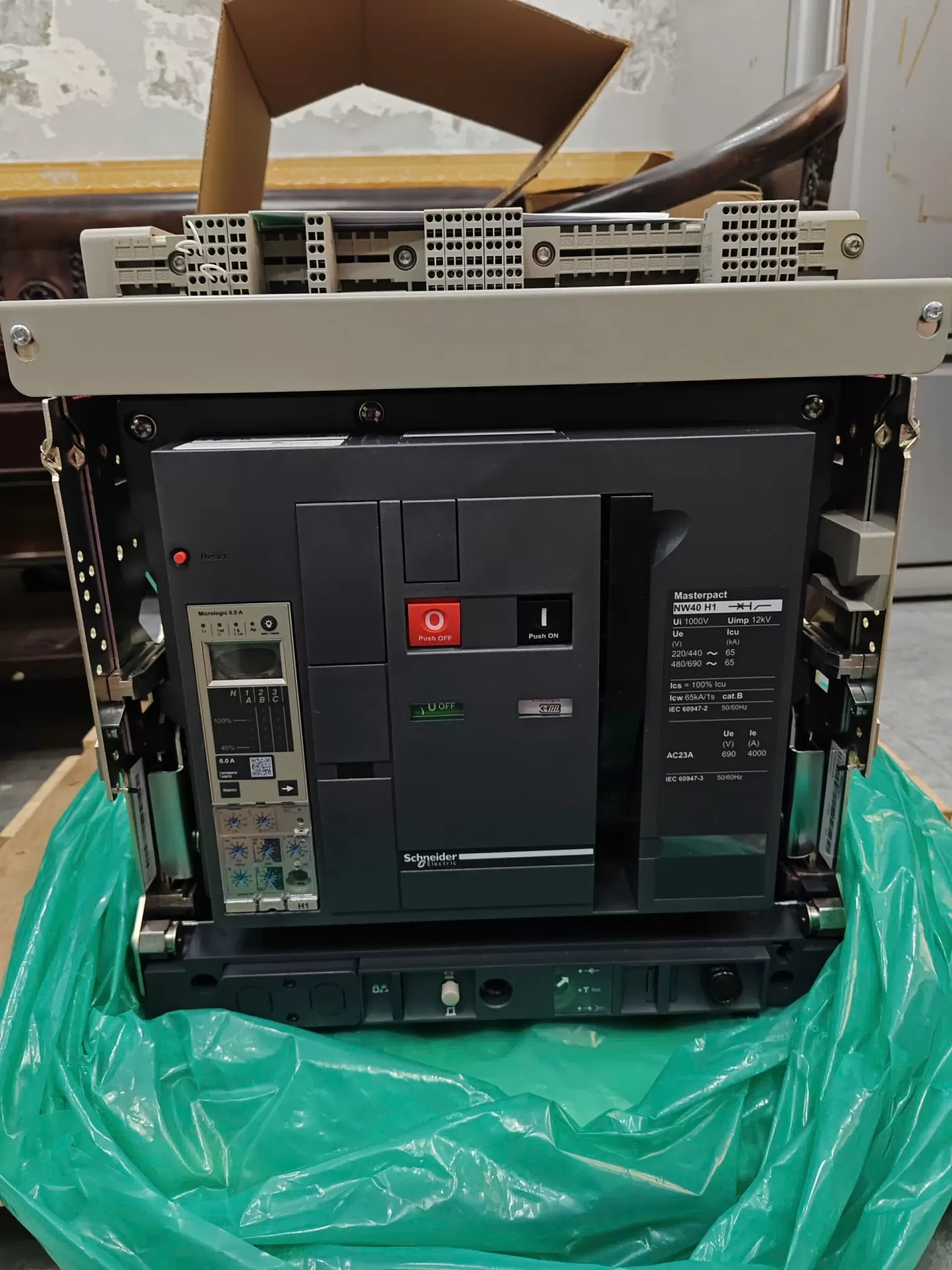 Máy cắt không khí NW40H13F2 - 3P 4000A 65kA FIXED