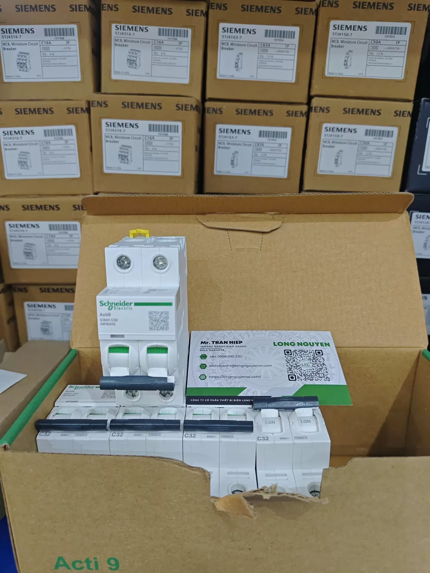 A9F84232 - Cầu dao tự động (MCB) Acti9 iC60H 2P 32A 10kA C