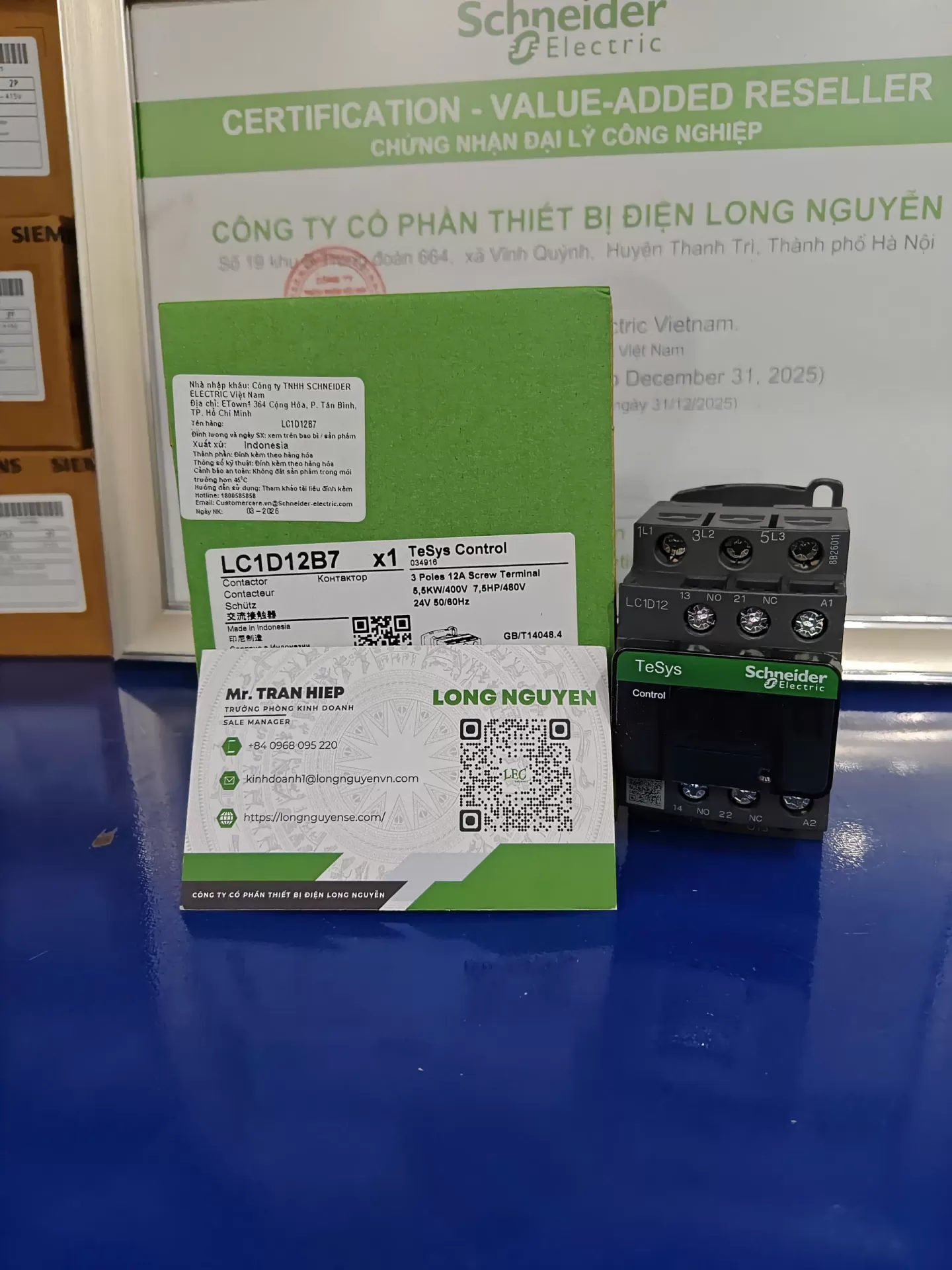 Khởi động từ LC1D12B7 - 3P(3 NO) - AC-3 -  440 V 12 A - 24 V AC coil