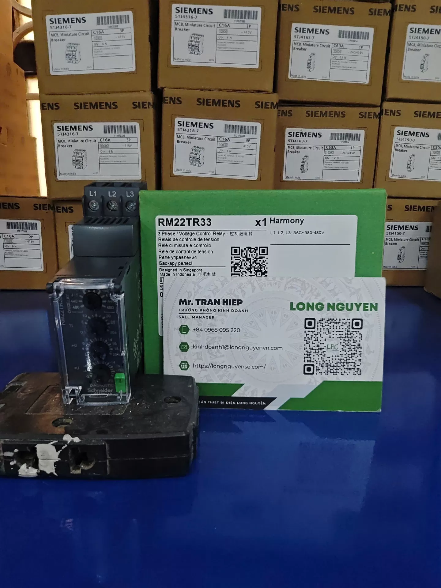 RM22TR33 - Rơ le bảo vệ điện áp 3P 8A, 2CO, 380...480V AC