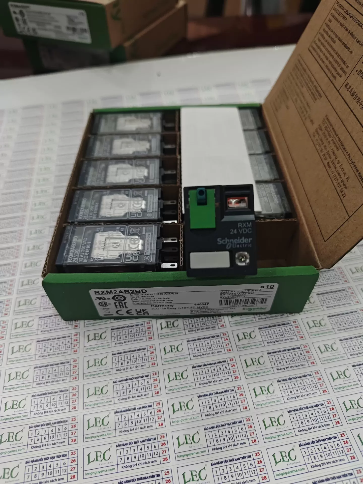 RXM2AB2BD - Rơ le trung gian RXM 8 chân 2CO 12A 24VDC Schneider